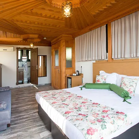 Marine Hotel